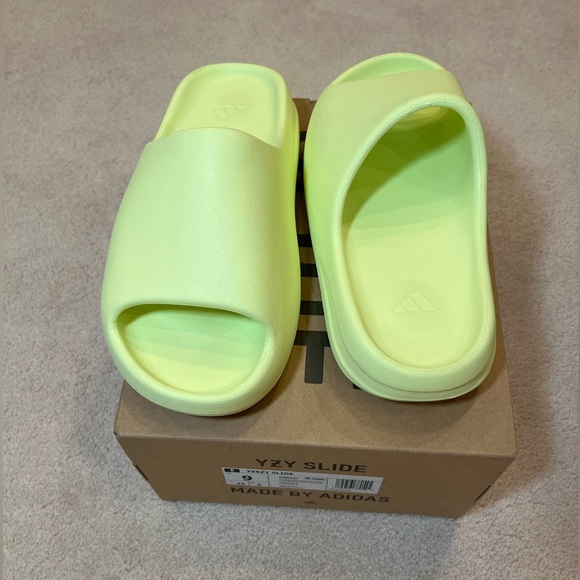 Yeezy Slides Glow Green main image 10